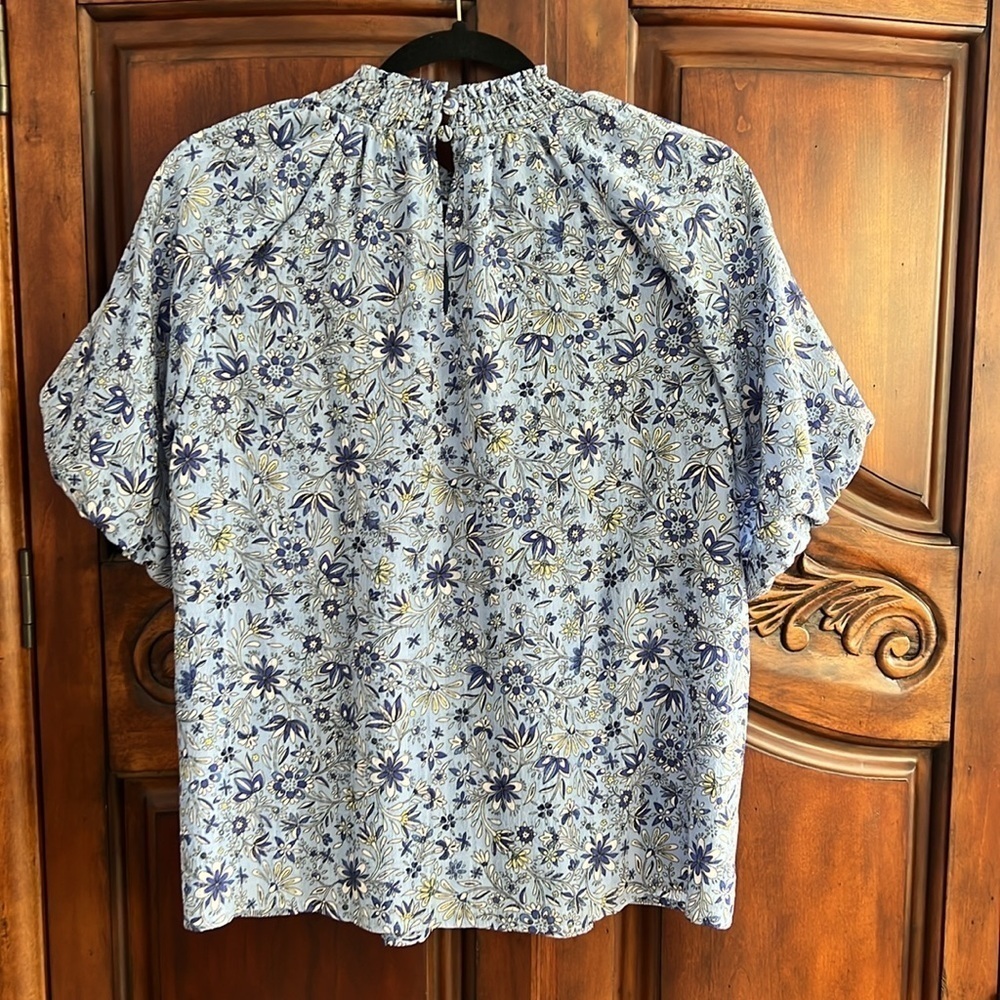 LOFT Floral Blue petite bubble sleeve floral blouse- size MP - Picture 6 of 8
